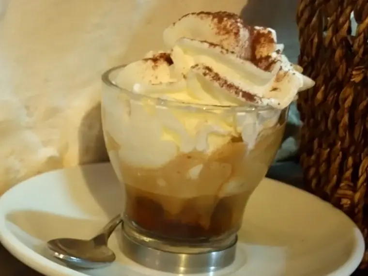 Affogato: helado de vainilla con un shot de espresso