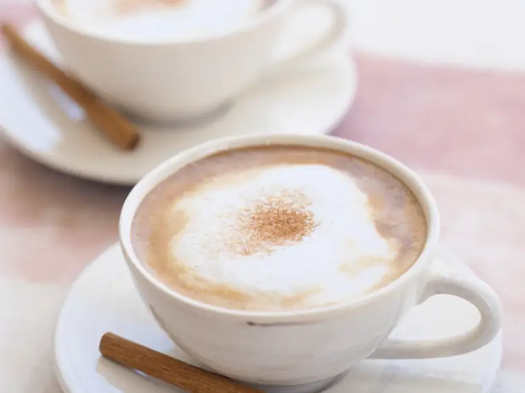 Tazas de capuchino con canela