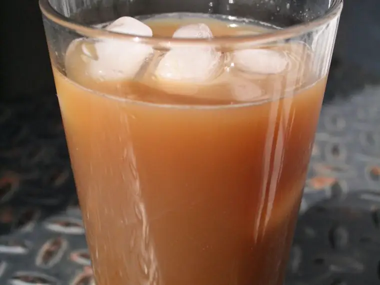 Vaso de café frío con hielo