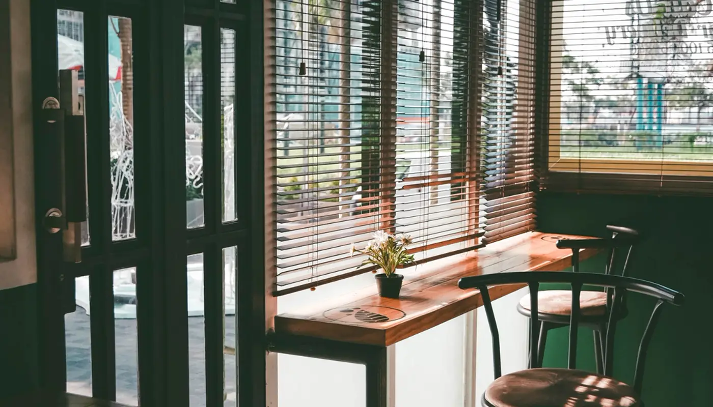 Barra con bancos altos junto a una ventana