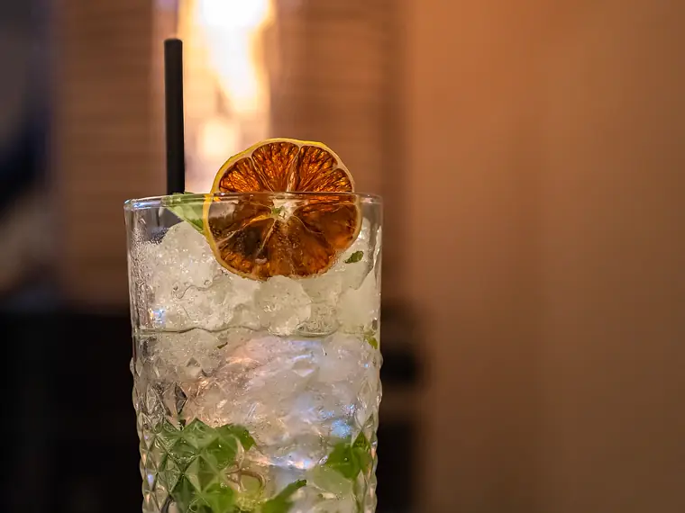 Mojito con hierbabuena y lima